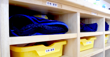 名札、靴箱など、子どもたちにも愛着のある自分の名前を漢字かな交じり表記に。漢字への親近感や興味が増します。