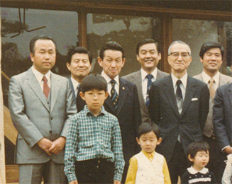 後列左：田中登 後列左から2番目：井上文克先生 後列右から2番目：石井勲先生